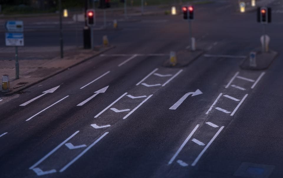 Veimerking og trafikklys i en gate i skumring